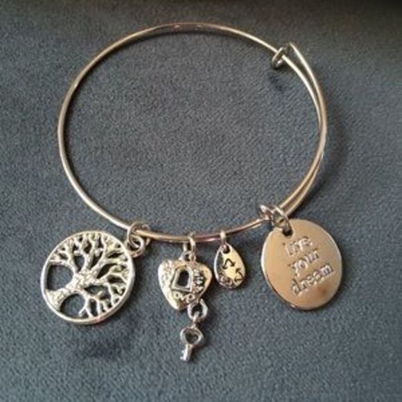 NEW!! Adjustable Charm Bracelet - Picture 2 of 3